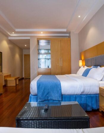 Three Steers Hotel Meru